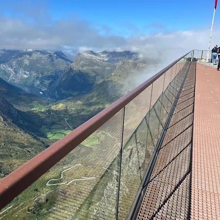 Pa Naer Geiranger,stryn,lom, Turstier *